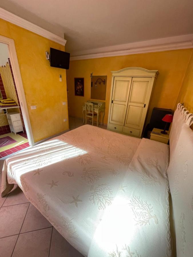 B&B Le Farfalle Palau Εξωτερικό φωτογραφία