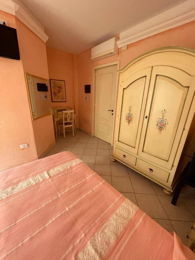 B&B Le Farfalle Palau Εξωτερικό φωτογραφία